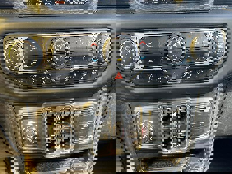 Image Jeep WRANGLER 2.2 CRDI 200 Unlimited Sahara BVA 8 GPS Carplay Clim bi-zone Caméra Siège cuir Attelage Gtie 1 an